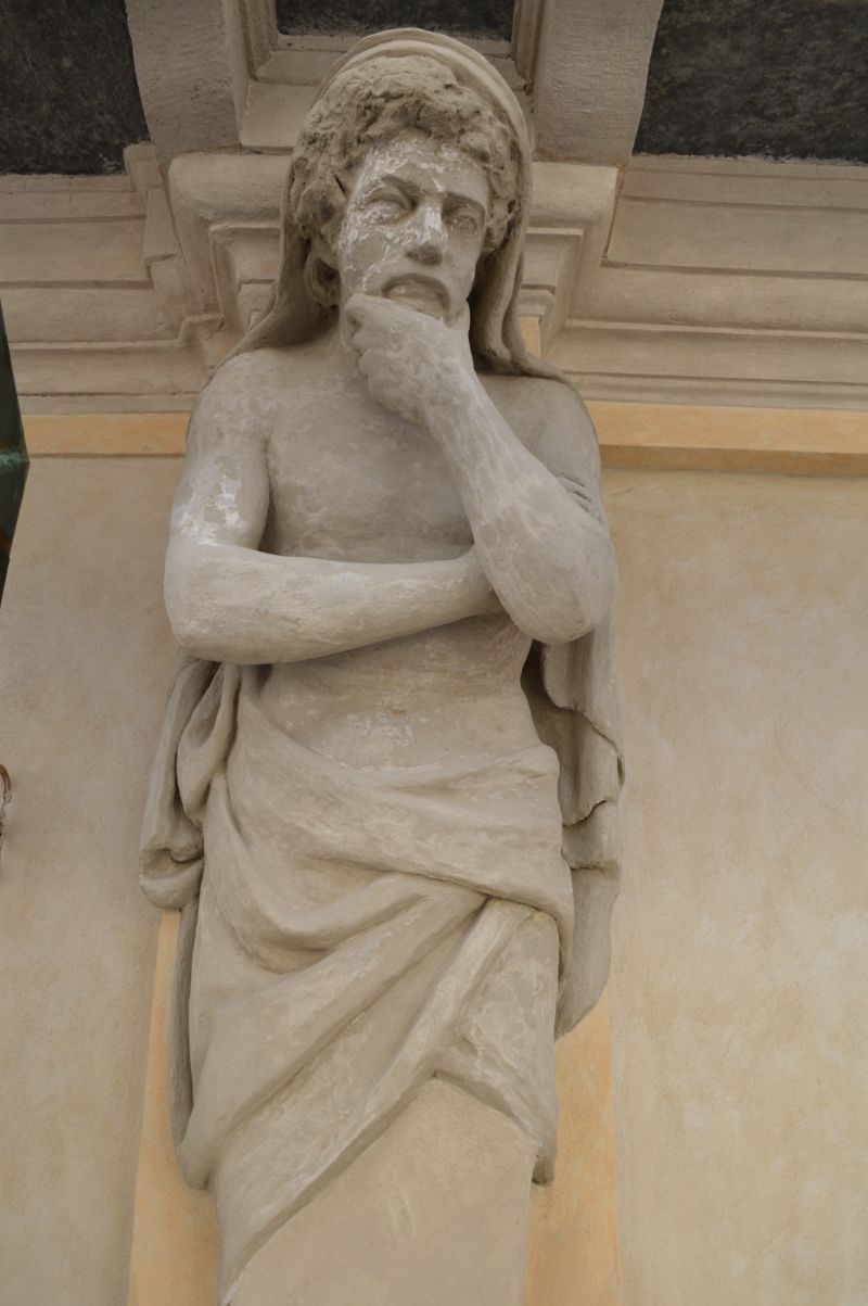 Sculture palazzo Mugiasca a Como