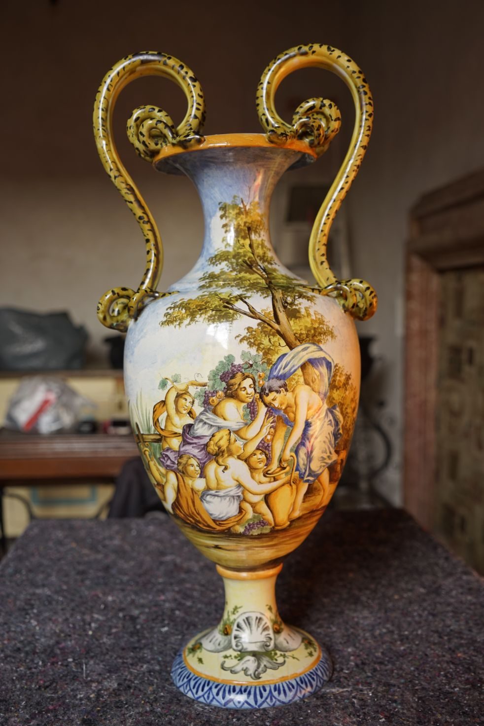 Restauro vaso maiolicato con integrazione cromatica