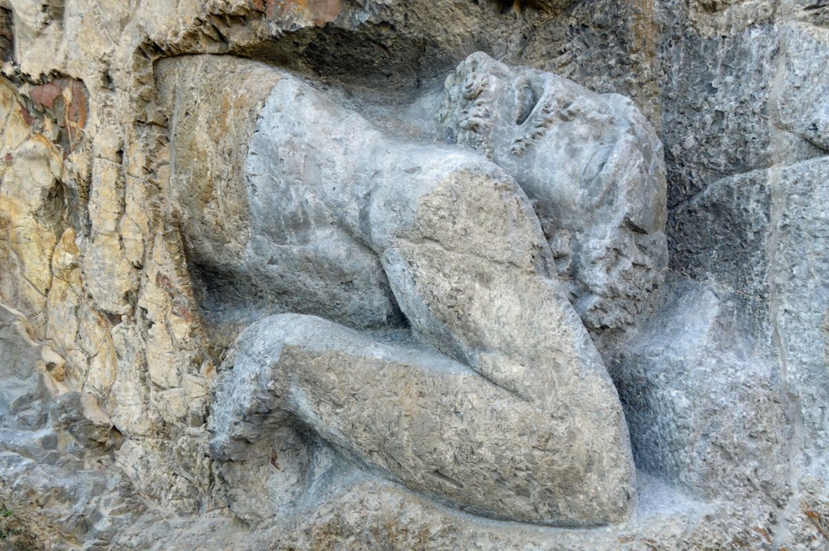 Restauro scultura rupestre a Luzzana (BG)