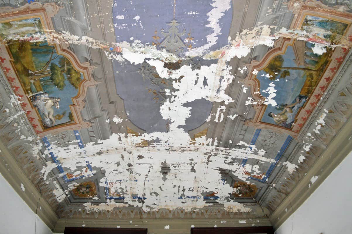 Soffitto edificio storico Como prima del restauro